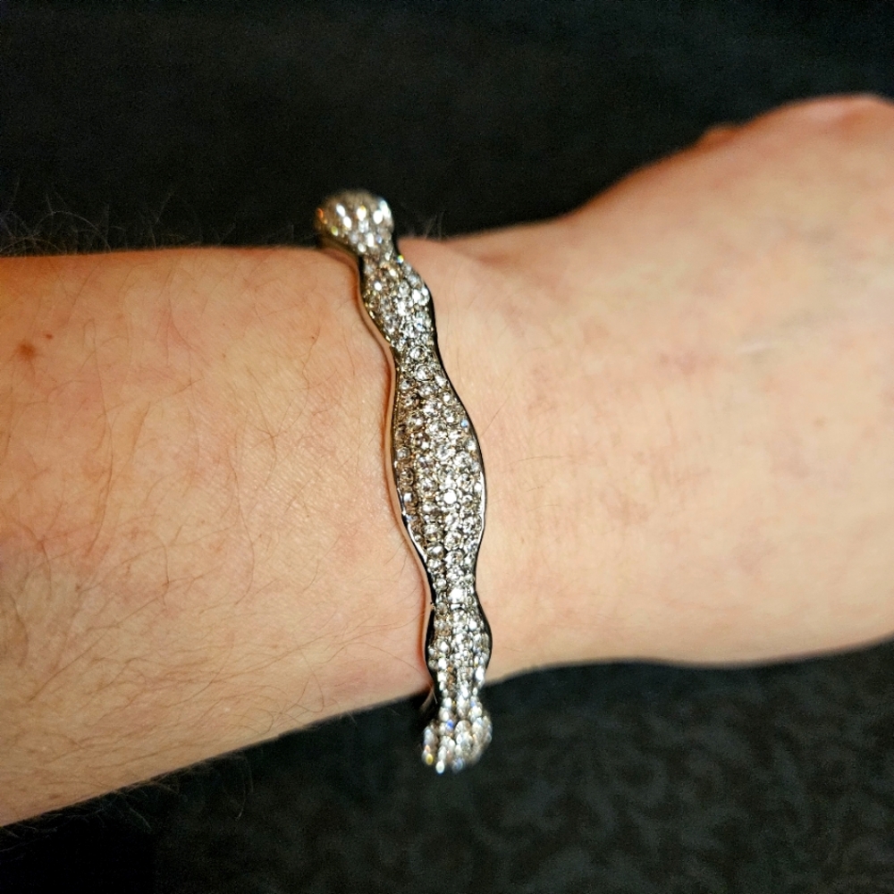 ✨️Silver Plated Pave Rhinestone Wavy Hinged Bangle Bracelet Like New.